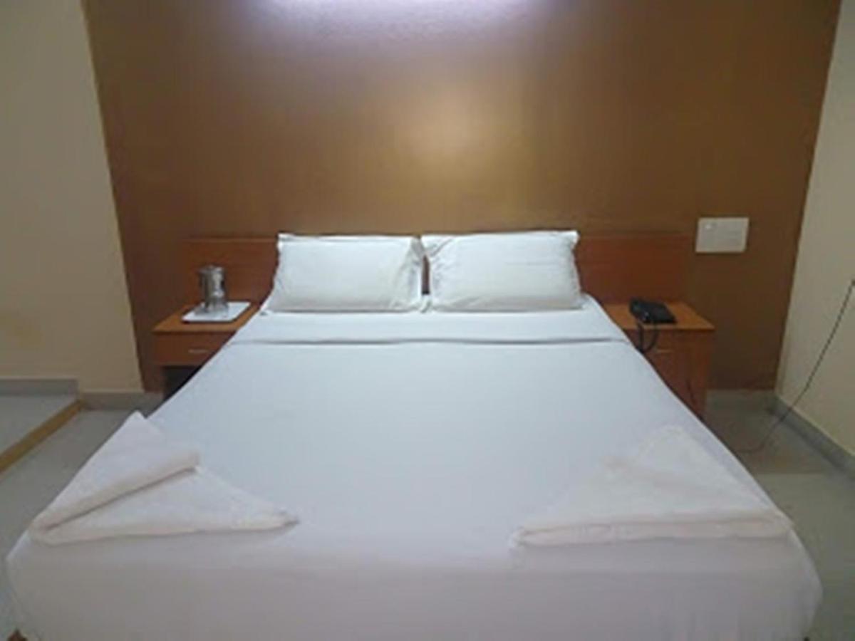 Hotel Surya Residency Majestic Бангалор Екстериор снимка