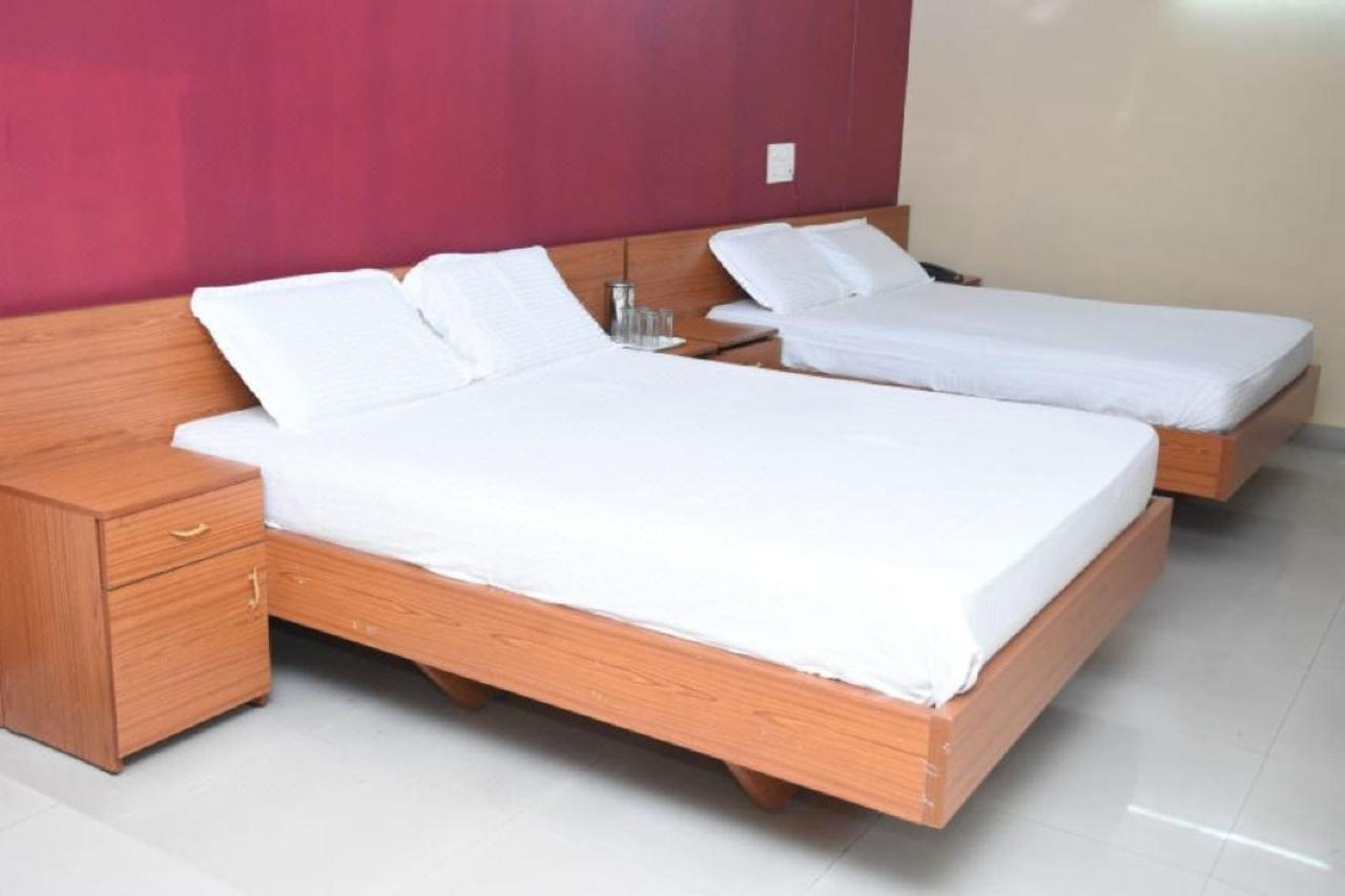 Hotel Surya Residency Majestic Бангалор Екстериор снимка
