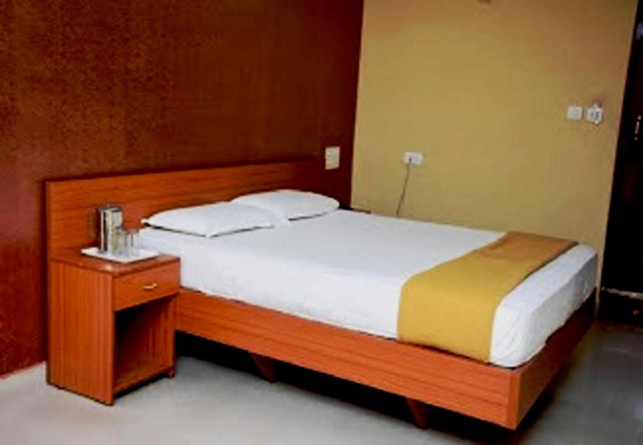 Hotel Surya Residency Majestic Бангалор Екстериор снимка
