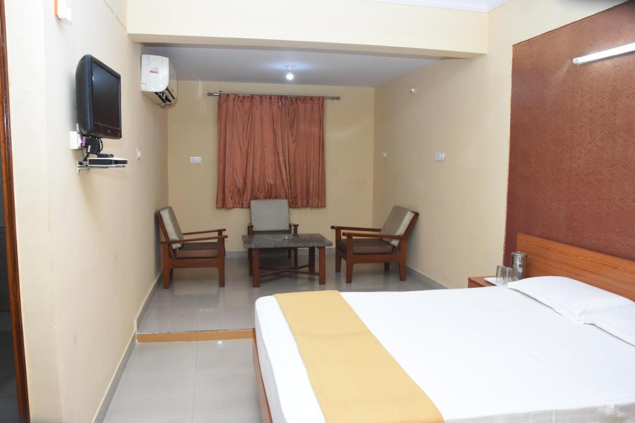 Hotel Surya Residency Majestic Бангалор Екстериор снимка