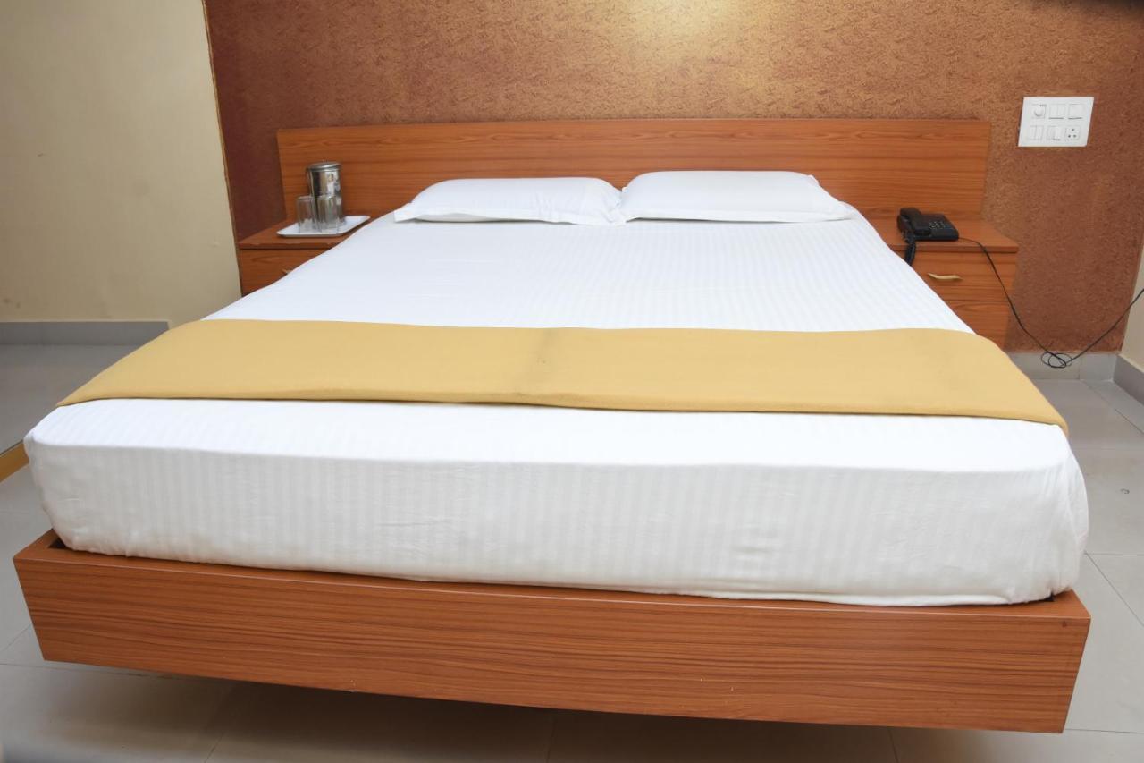 Hotel Surya Residency Majestic Бангалор Екстериор снимка
