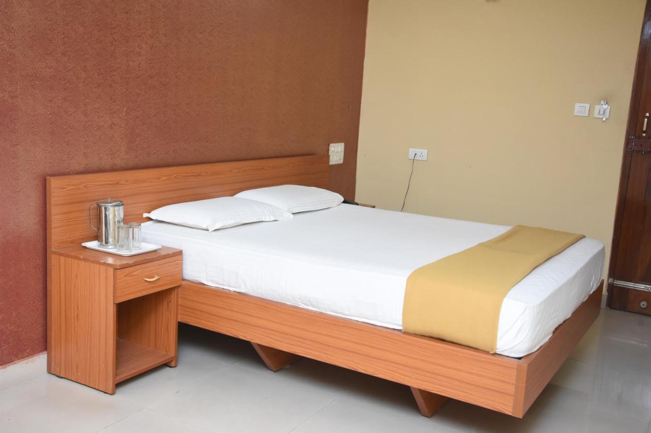 Hotel Surya Residency Majestic Бангалор Екстериор снимка