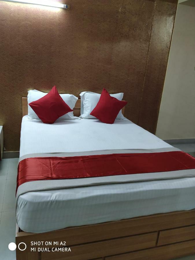Hotel Surya Residency Majestic Бангалор Екстериор снимка